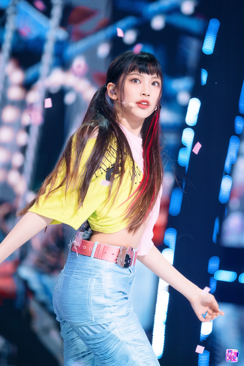 220821 NewJeans Hyein - 'Attention' at Inkigayo documents 17