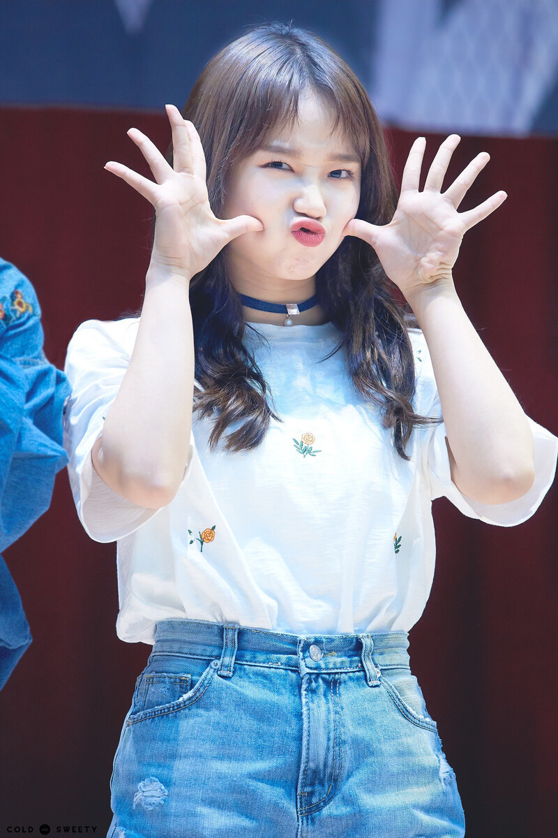 180429 Weki Meki Yoojung at Hongdae 'Lucky' Fansign documents 3