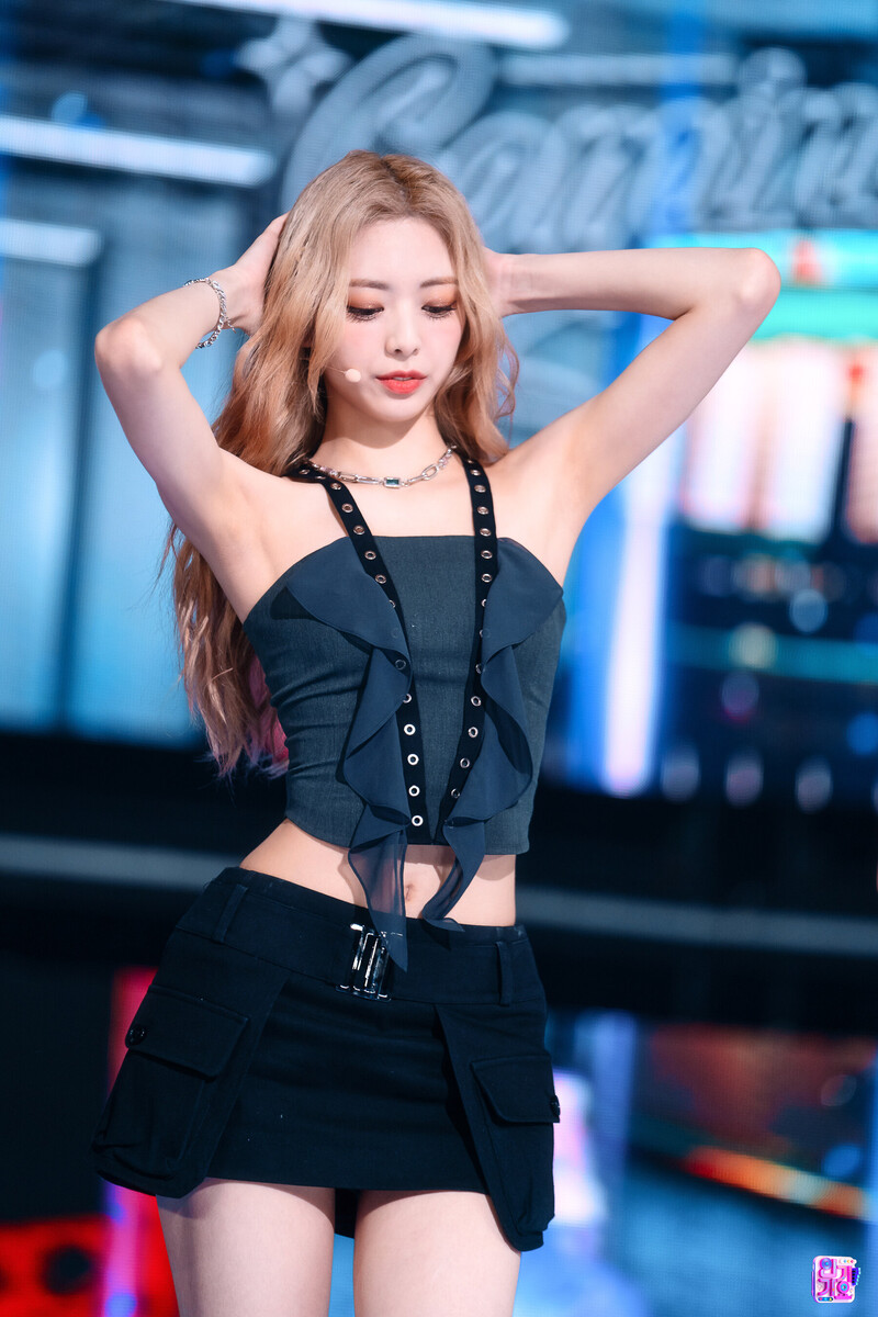 220724 ITZY Yuna - 'SNEAKERS' at Inkigayo documents 8