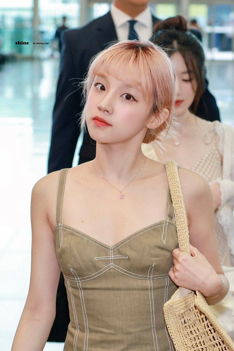 240608 (G)I-DLE Yuqi at Incheon Imternational Airport documents 4