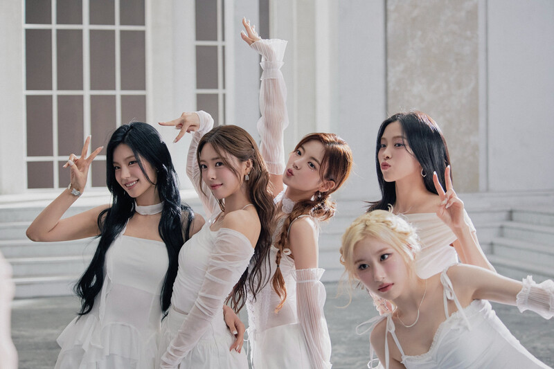 ITZY 'Imaginary Friend' MV - Behind Photos documents 1