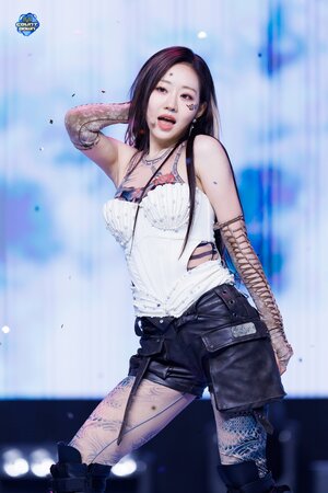 240404 KISS OF LIFE Julie - 'Midas Touch' at M COUNTDOWN