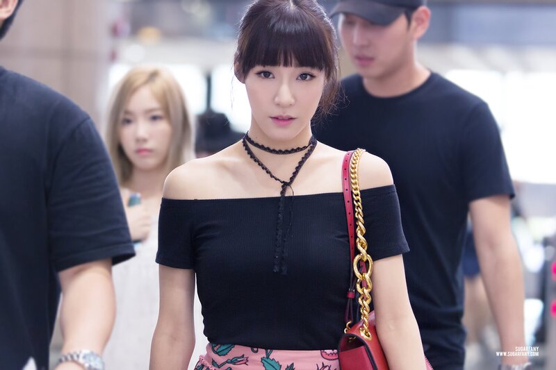 160813 Girls' Generation Tiffany at Gimpo Airport documents 4