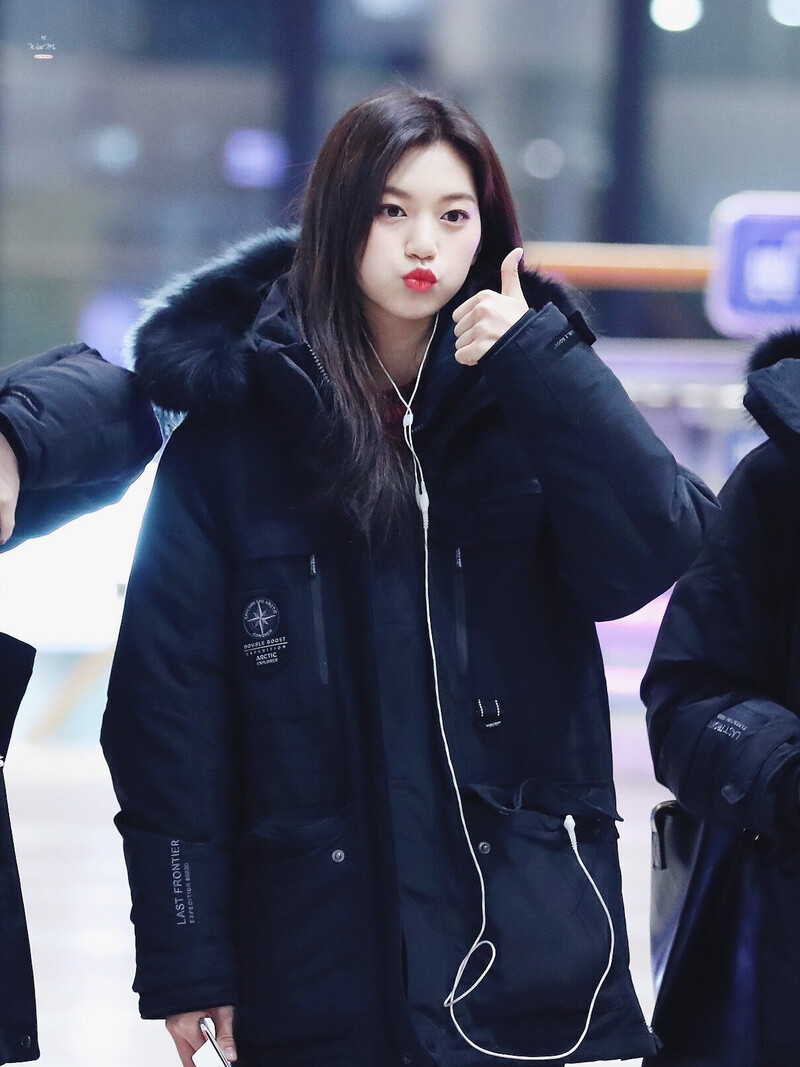 171208 Weki Meki Doyeon at Gimpo Airport documents 2