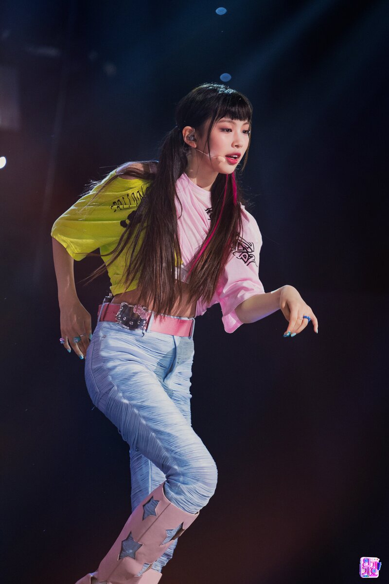 220821 NewJeans Hyein - 'Attention' at Inkigayo documents 19