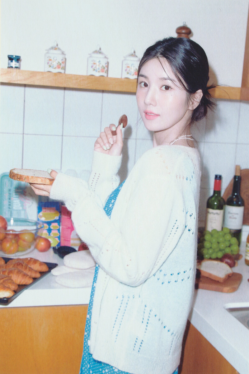 Kwon Eunbi 2022 Season's Greetings (Scans) documents 10