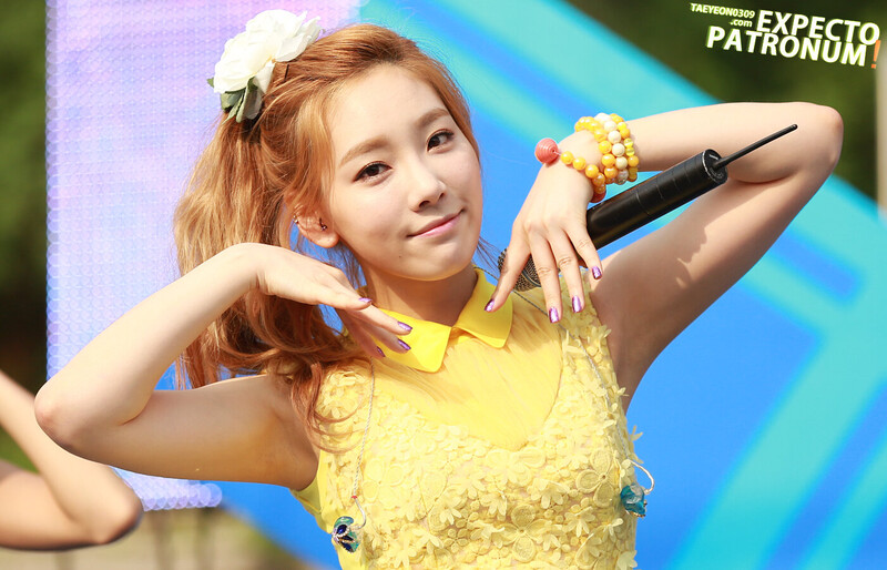 130525 Girls' Generation Taeyeon at Kyungbok High School Festival documents 3