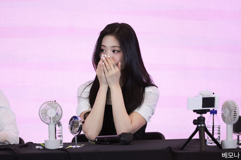 240413 AHYEON AT FANSIGN EVENT documents 19