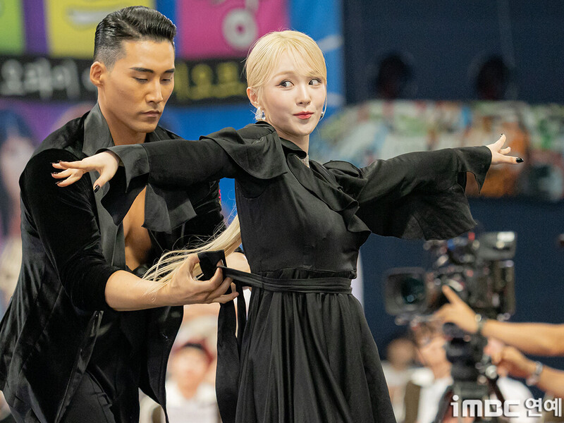 240918 WOOAH Nana - 2024 Idol Star Athletics Championships - ISAC Dance Sports behind documents 25