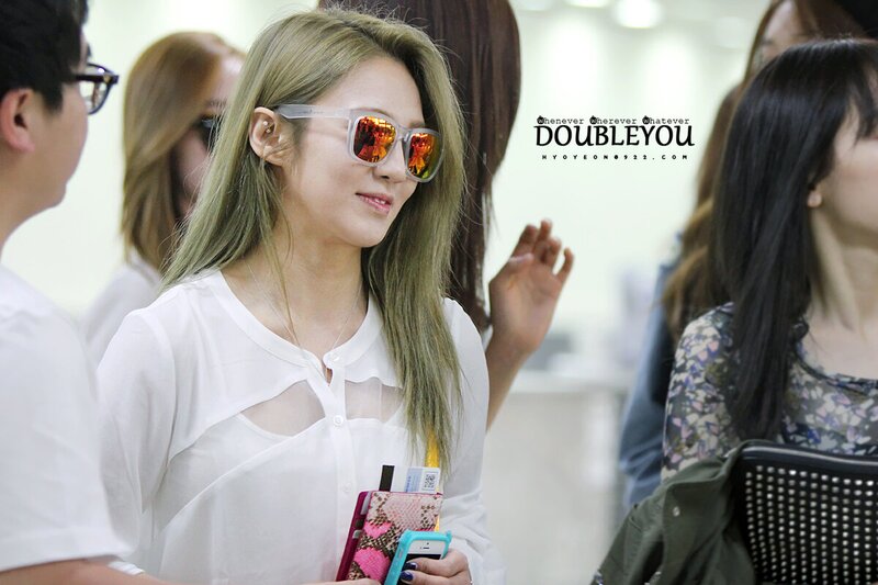 140522 Girls' Generation Hyoyeon at Gimpo Airport documents 3