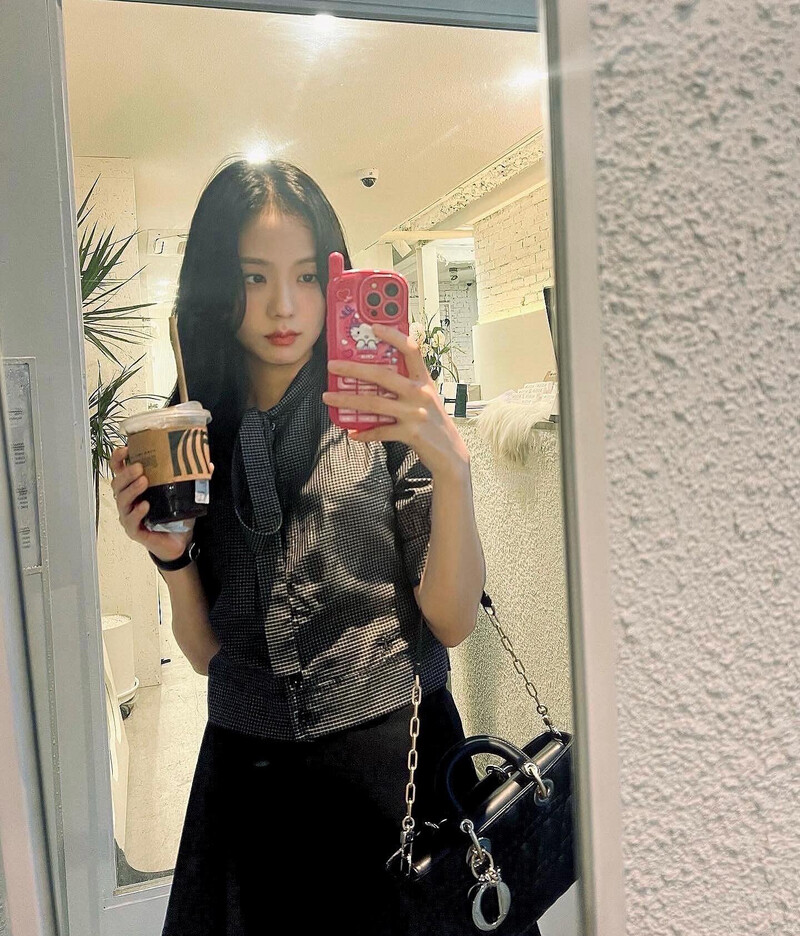 220804 - JISOO Instagram Update documents 4