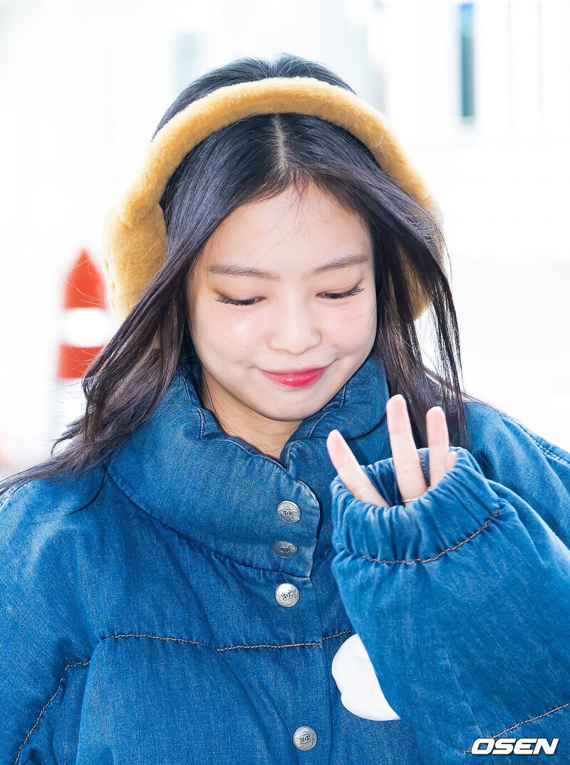 241110 JENNIE at Incheon Airport documents 11