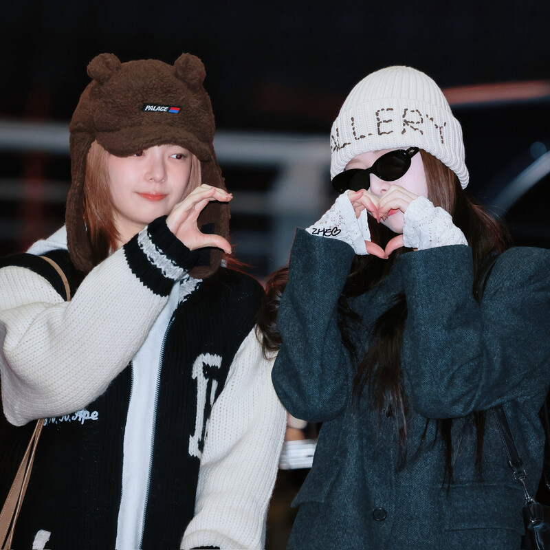 241227 ITZY Lia and Yuna at Incheon International Airport documents 3