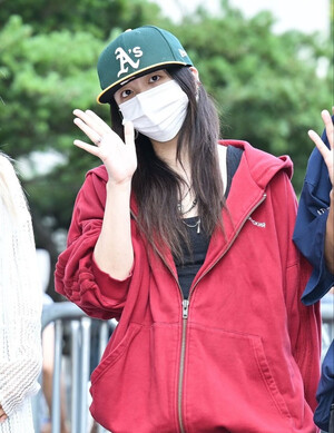 240816 KARD JIWOO on the Way to Music Bank Recording