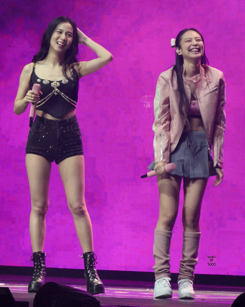 221212 BLACKPINK Jennie & Jisoo - Paris Day 2 documents 1