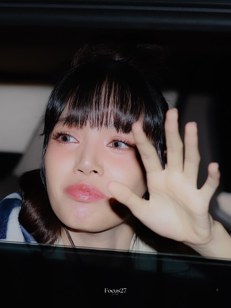 230330 LISA Leaving CELINE Pop-Up Store Event in Seoul documents 3