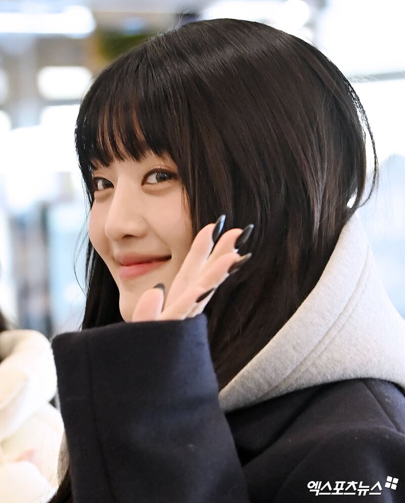 231125 (G)I-DLE Minnie at Gimpo International Airport documents 3