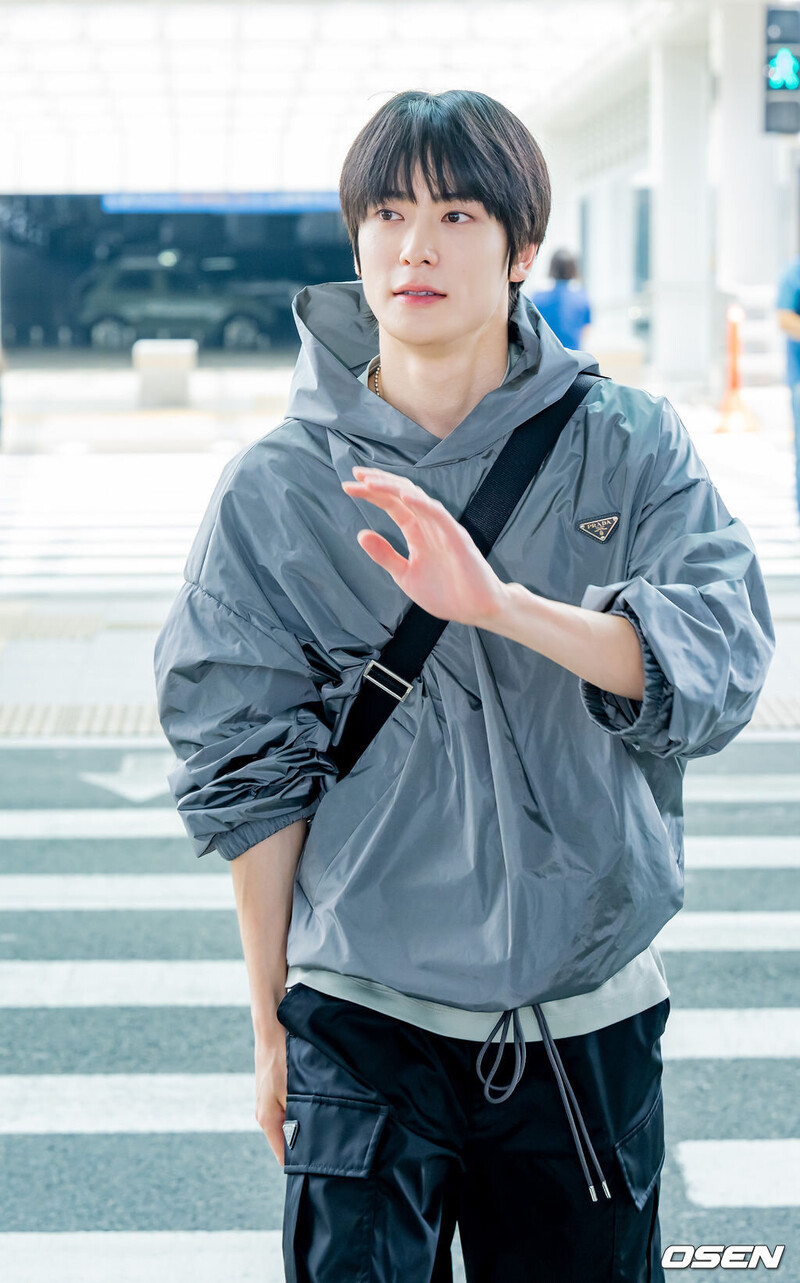 240614 NCT Jaehyun at Incheon International Airport documents 7