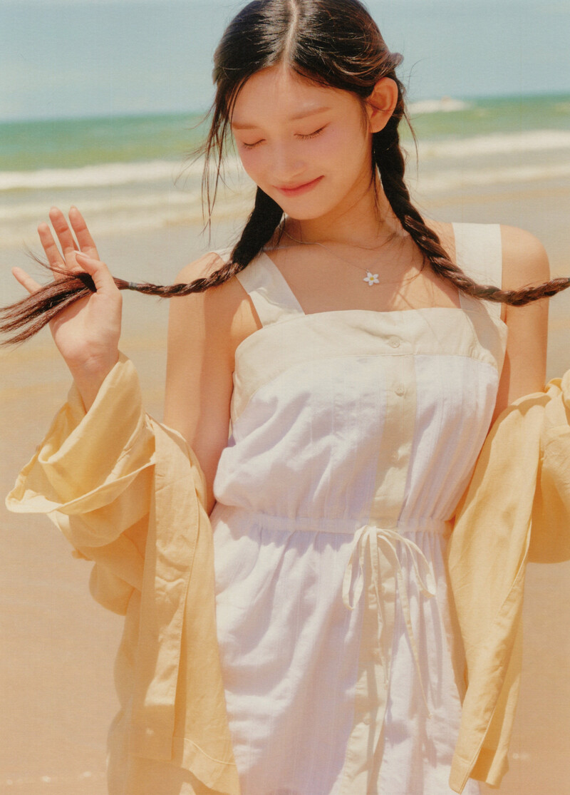 IVE - 1st Photobook 'A Dreamy Day' [SCANS] documents 8