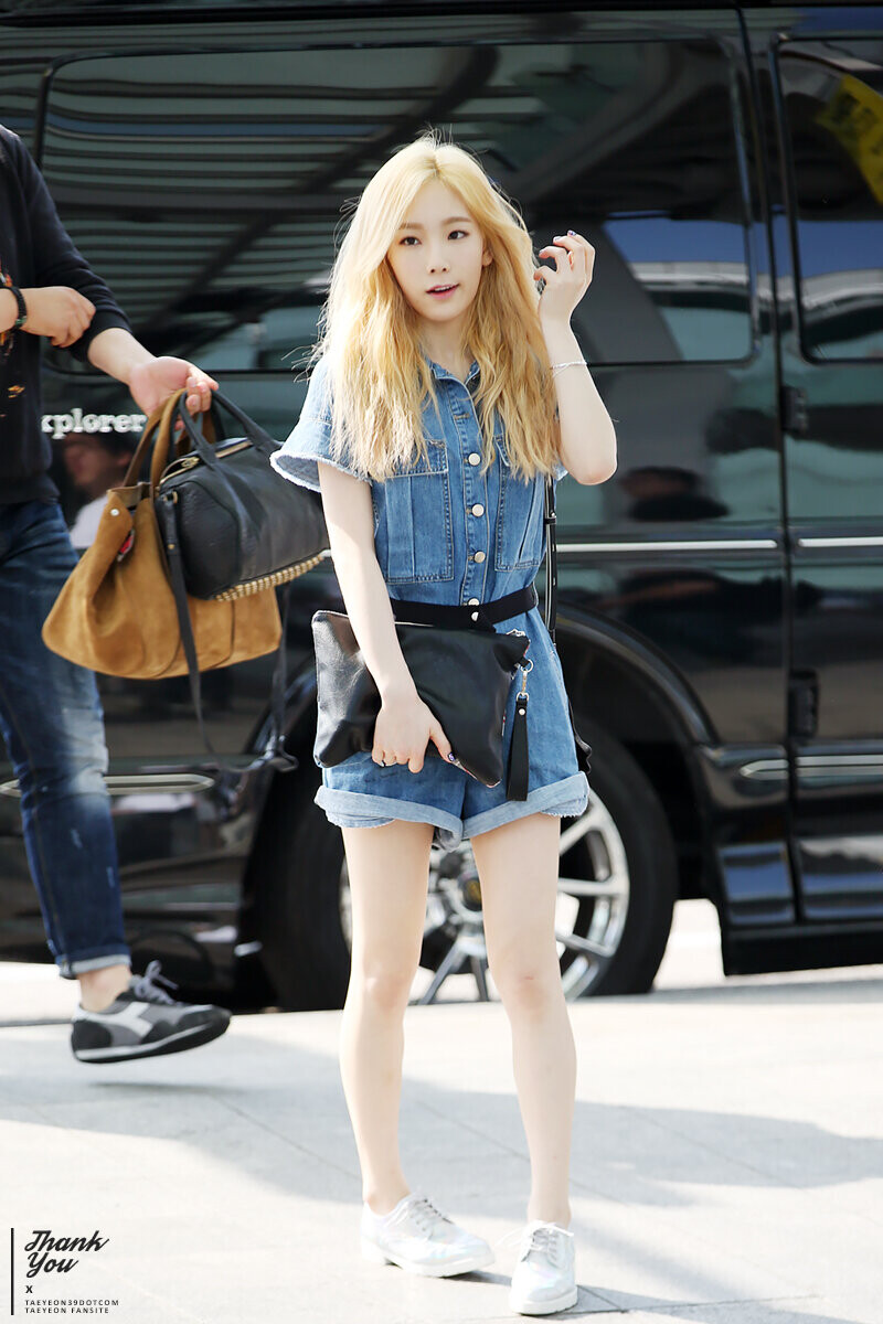 150610 Girls' Generation Taeyeon at Incheon Airport documents 21