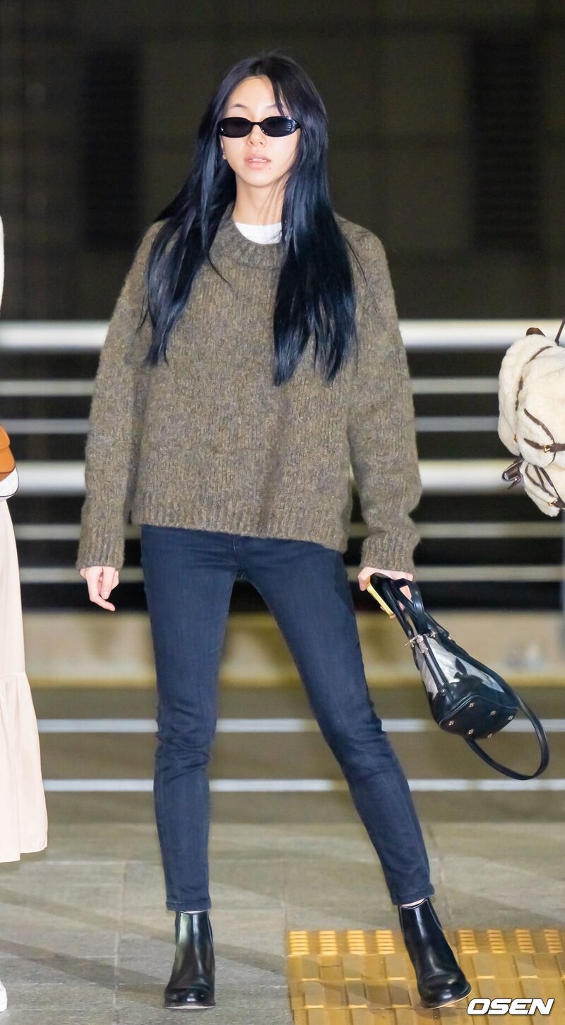231102 TWICE Chaeyoung at Incheon International Airport documents 2