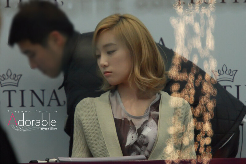 111204 Girls' Generation Taeyeon at J.ESTINA Fansign documents 5