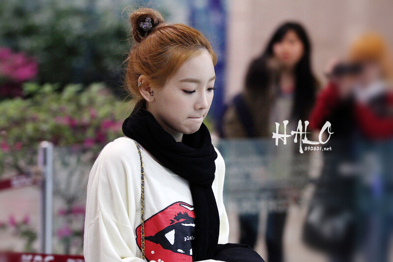 130302 Girls' Generation Taeyeon at Gimpo Airport documents 1