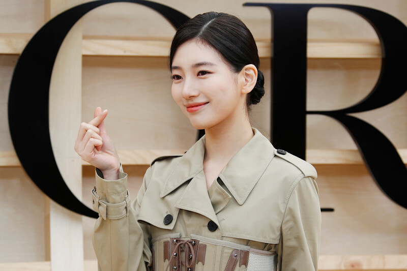 220430 Bae Suzy - Dior Women's F/W 2022 Runway Show documents 9