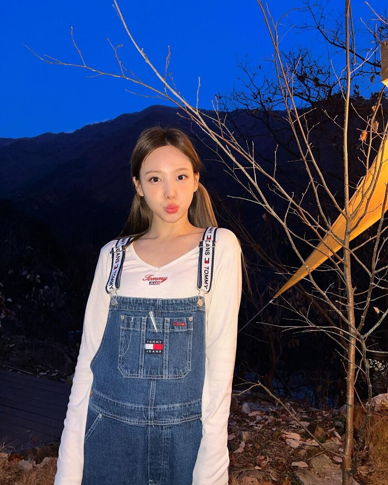 221114 TWICE Nayeon Instagram Update documents 3