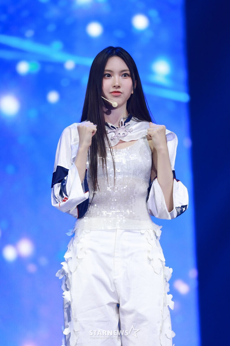 230611 NewJeans Hyein at 2023 WEVERSE CON FESTIVAL documents 1