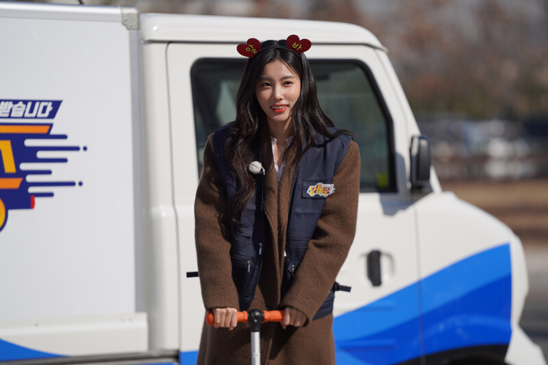 220326 8D Naver Post - Kang Hyewon - 'Accepting Lecture Orders - Same Day Special Delivery' Behind documents 12