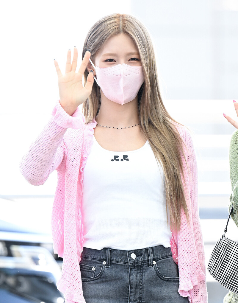 220513 (G)I-DLE Miyeon at Incheon International Airport for KPOP Flex in Germany documents 1