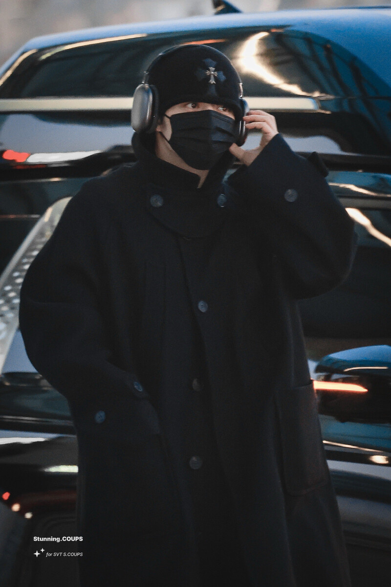 250103 SEVENTEEN S.Coups at Incheon International Airport documents 8