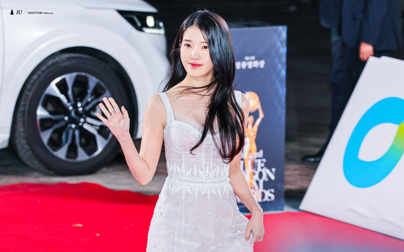 221125 IU at 43rd Blue Dragon Film Awards Red Carpet documents 14