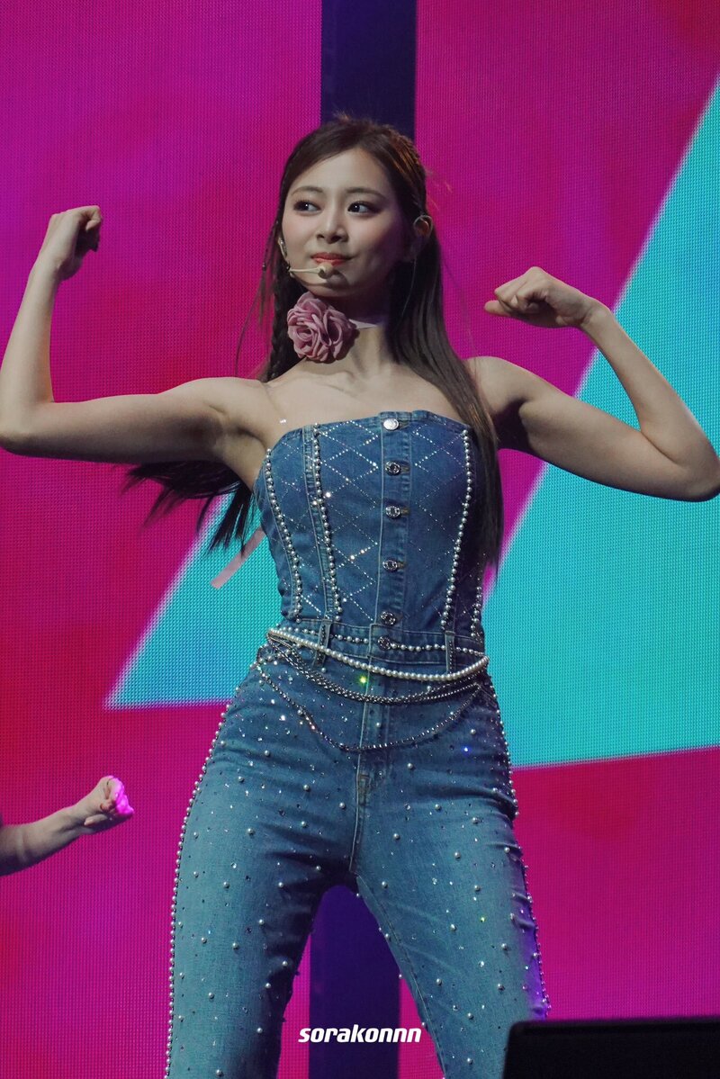 230613 TWICE Tzuyu - ‘READY TO BE’ World Tour in Oakland Day 2 documents 1