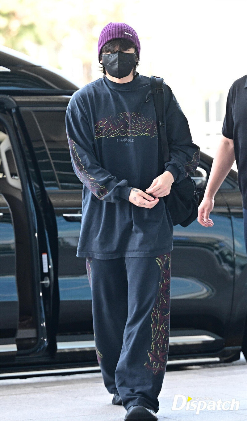 230614 BTS Jungkook at Incheon International Airport documents 7