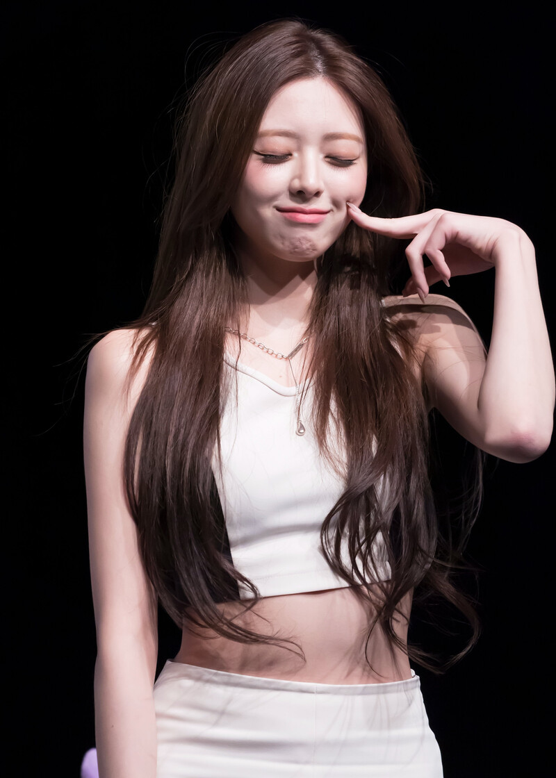 241108 ITZY Yuna - Makestar Fansign & Music Bank Commute documents 4