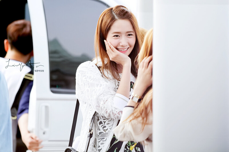 130526 Girls' Generation YoonA at Incheon Airport documents 1