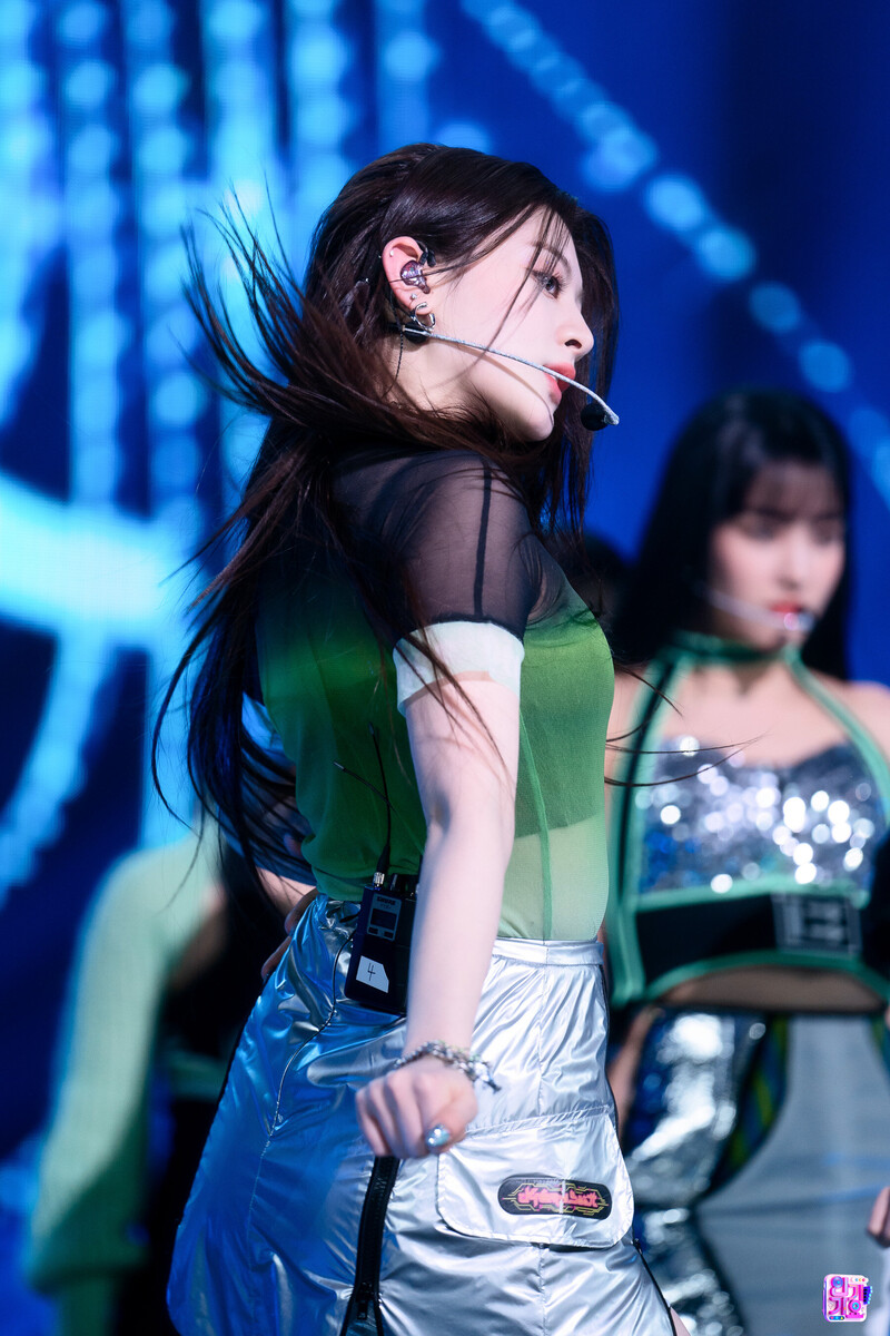 220306 STAYC Seeun - 'RUN2U' at Inkigayo documents 22