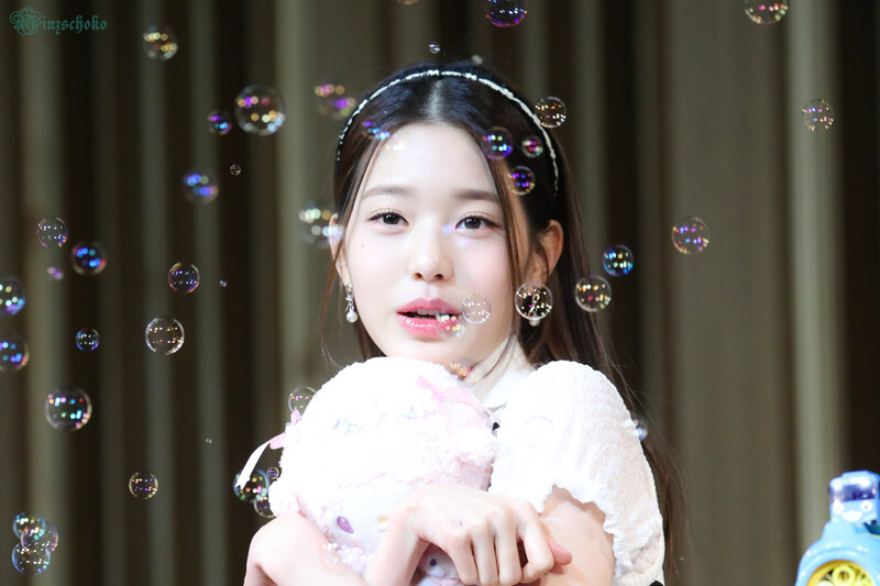 220416 Wonyoung at Fansign Event documents 12