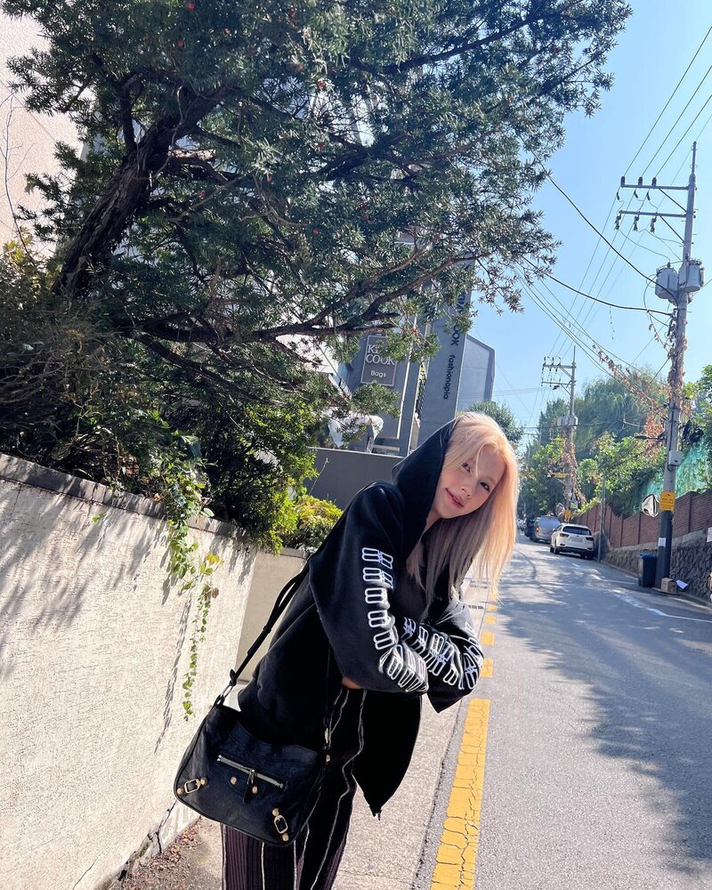 220930 (G)I-DLE Miyeon Instagram Update | kpopping