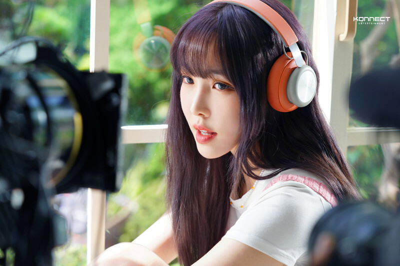 220930 Konnect Naver Post - Yuju - 'Evening' Behind documents 13