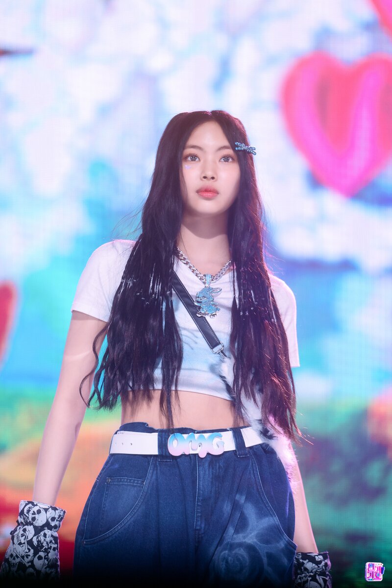 230129 NewJeans Hyein 'OMG' at Inkigayo documents 18