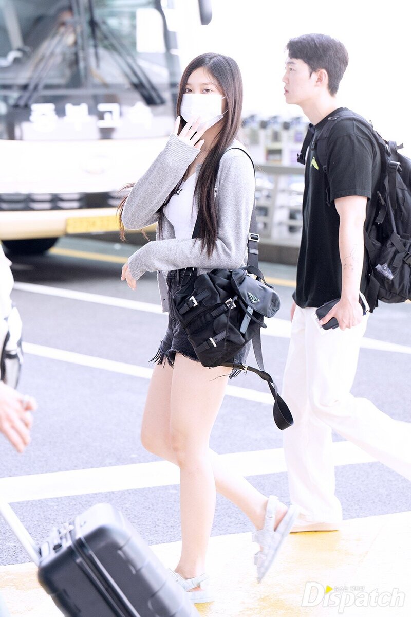 230720 IVE Leeseo at Incheon International Airport heading to Madrid, Spain documents 4