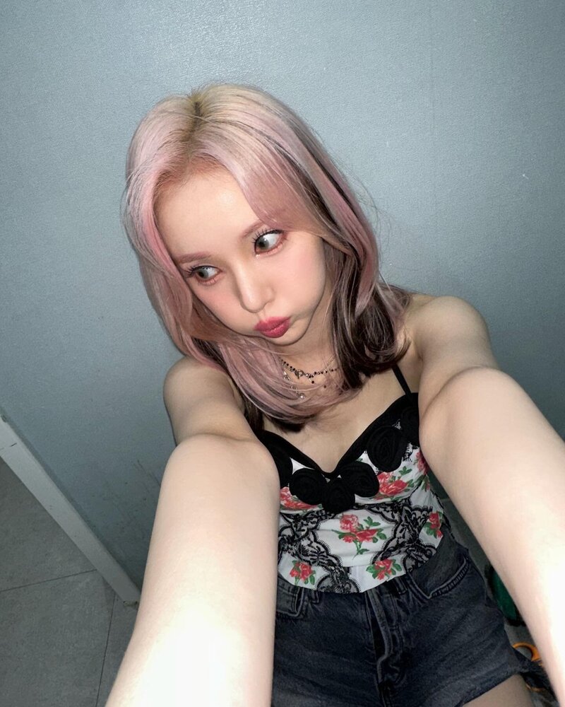 231110 VIVIZ Eunha Instagram Update documents 4