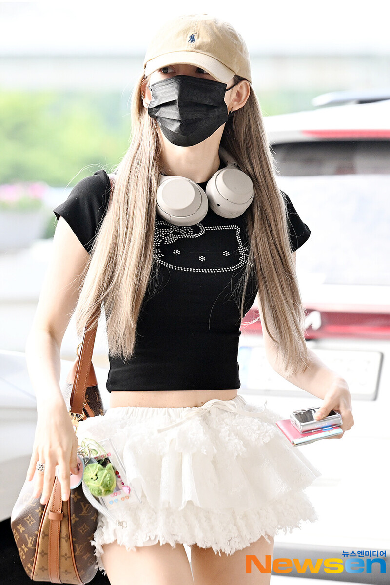 240810 LE SSERAFIM Sakura at Gimpo International Airport documents 3