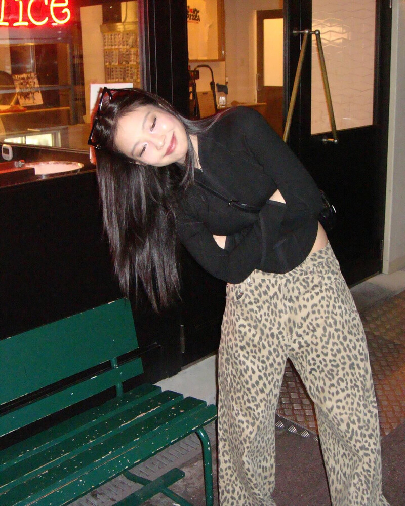 241112 - JENNIE Instagram Update documents 5