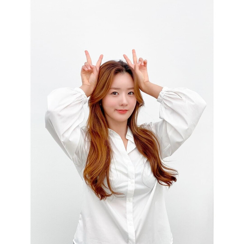 210826, 210830, 210901, 210902 Apink BOMI Profile shoot behind documents 12