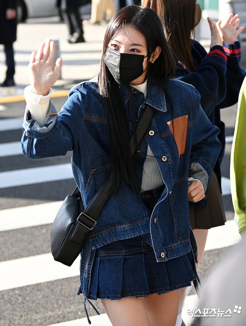 221127 NMIXX Jinni at Incheon airport departure to Japan for 2022 MAMA AWARDS documents 3