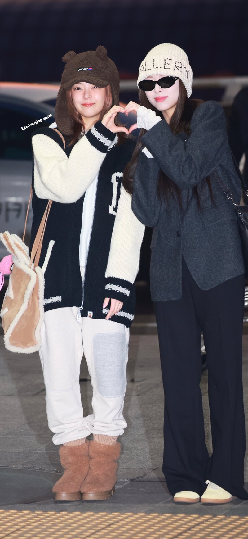 241227 ITZY Lia and Yuna at Incheon International Airport documents 1